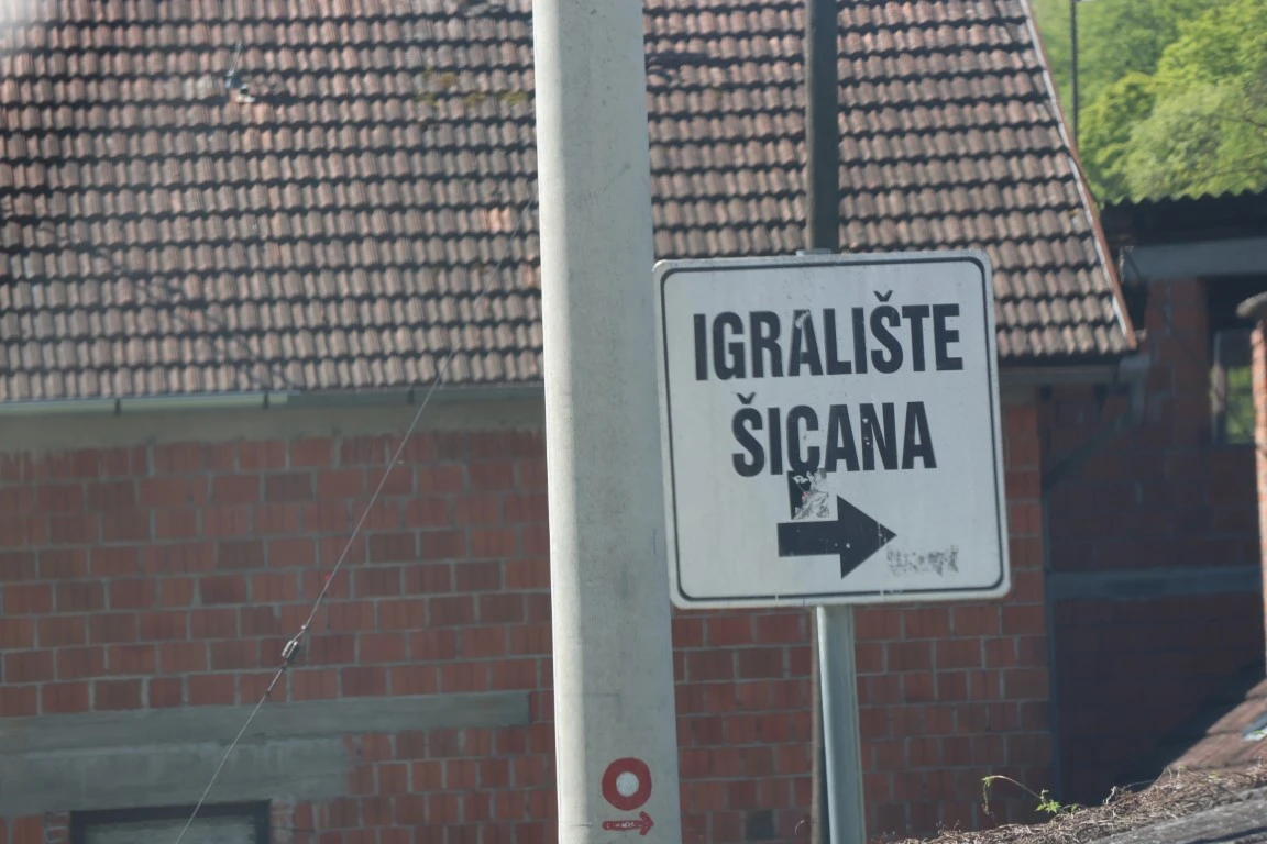 Direktorica gradskog poduzeća prima gotovo 3.200 eura plaće, a Požega zarasta u travu!