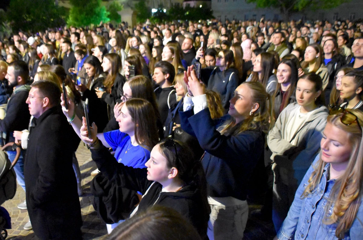 Glazbeni spektakl ispred katedrale: Mladi iz cijele Hrvatske pjevali s poznatim izvođačima 