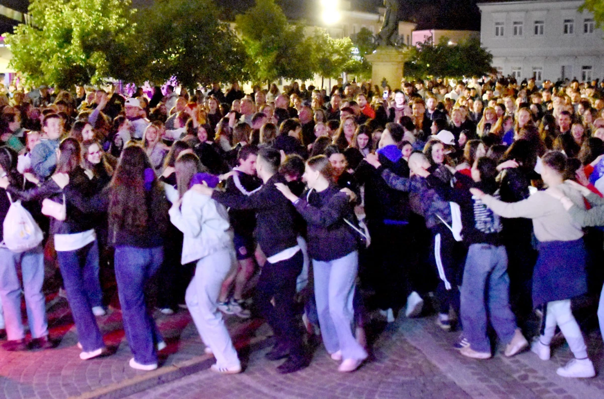Glazbeni spektakl ispred katedrale: Mladi iz cijele Hrvatske pjevali s poznatim izvođačima 