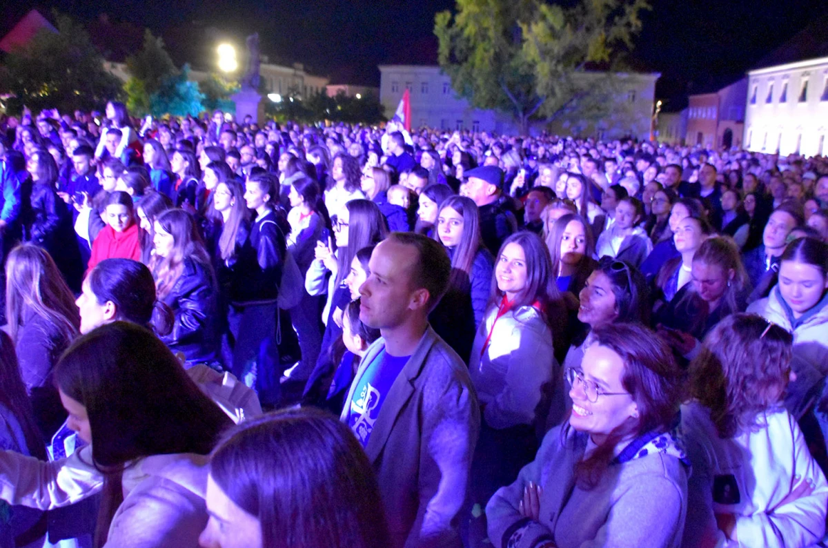 Glazbeni spektakl ispred katedrale: Mladi iz cijele Hrvatske pjevali s poznatim izvođačima 