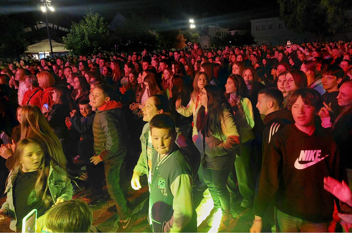 Glazbeni spektakl ispred katedrale: Mladi iz cijele Hrvatske pjevali s poznatim izvođačima 