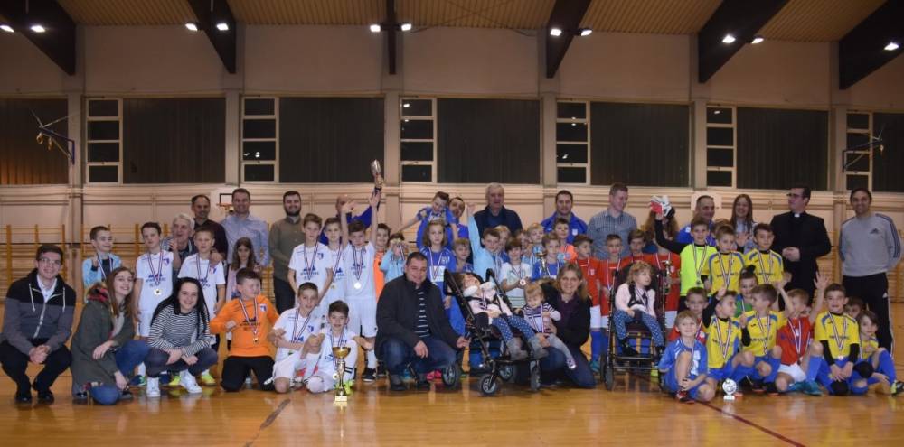 Caritas i Katolička gimnazija prikupili sredstva za bolesne blizanke- Klaru i Martu