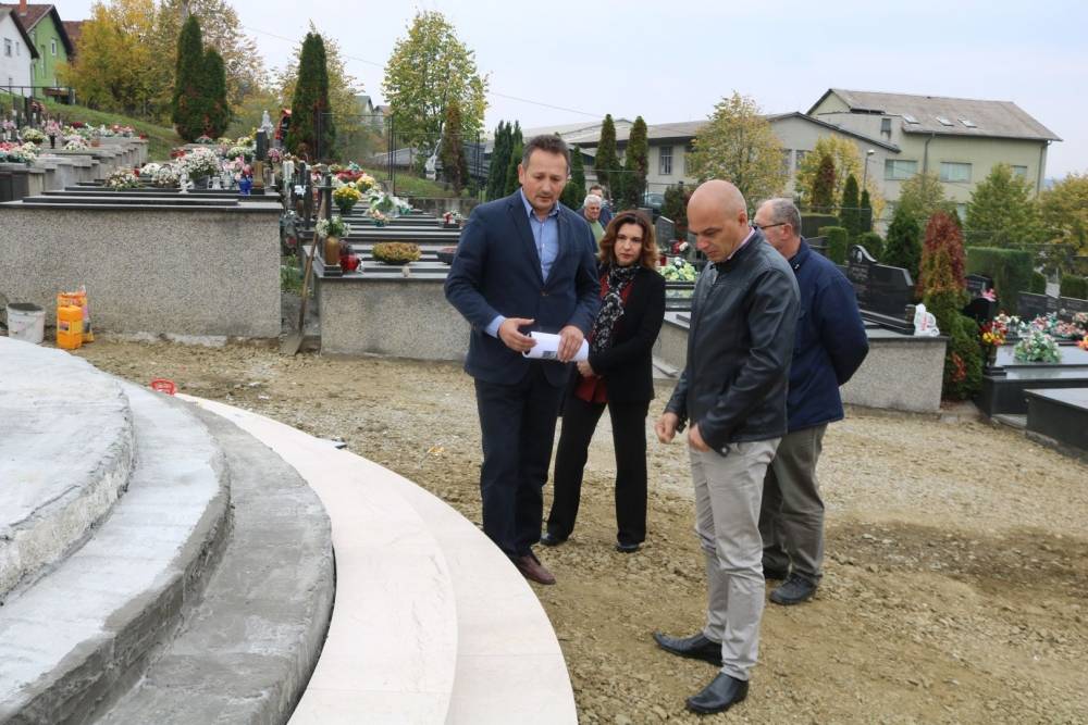 Gradonačelnik Puljašić obišao sanaciju centralnog križa na Groblju sv. Ilije u Požegi