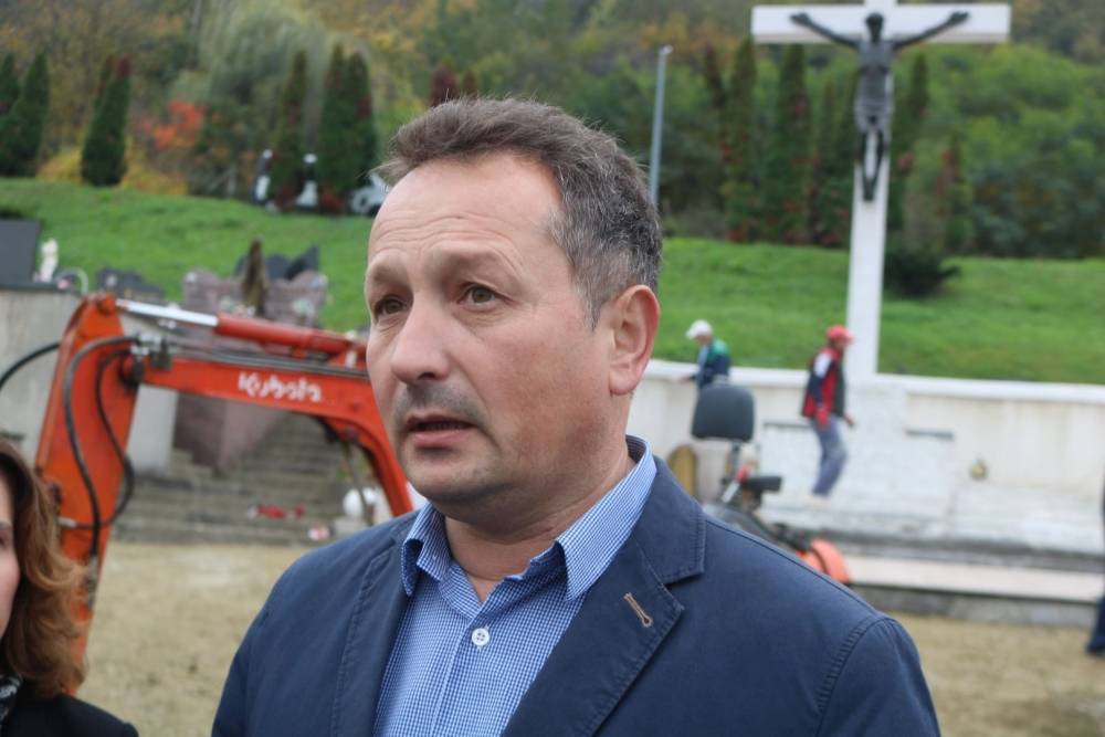 Gradonačelnik Puljašić obišao sanaciju centralnog križa na Groblju sv. Ilije u Požegi