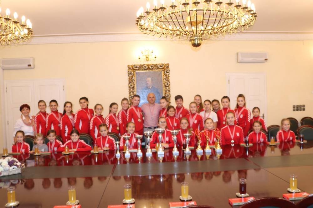 Gradonačelnik Puljašić primio Požeške mažoretkinje koje su nastupile na 22. Europskom prvenstvu