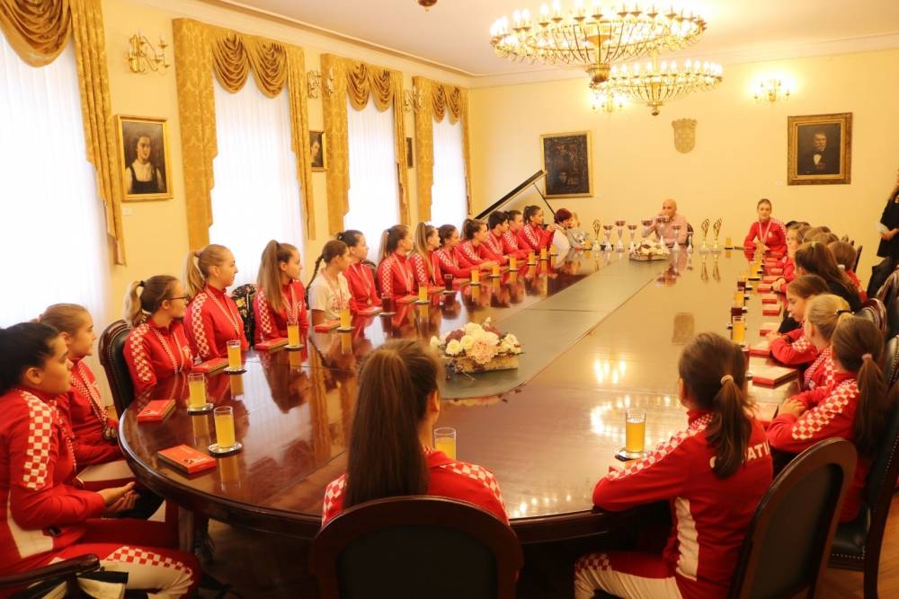 Gradonačelnik Puljašić primio Požeške mažoretkinje koje su nastupile na 22. Europskom prvenstvu