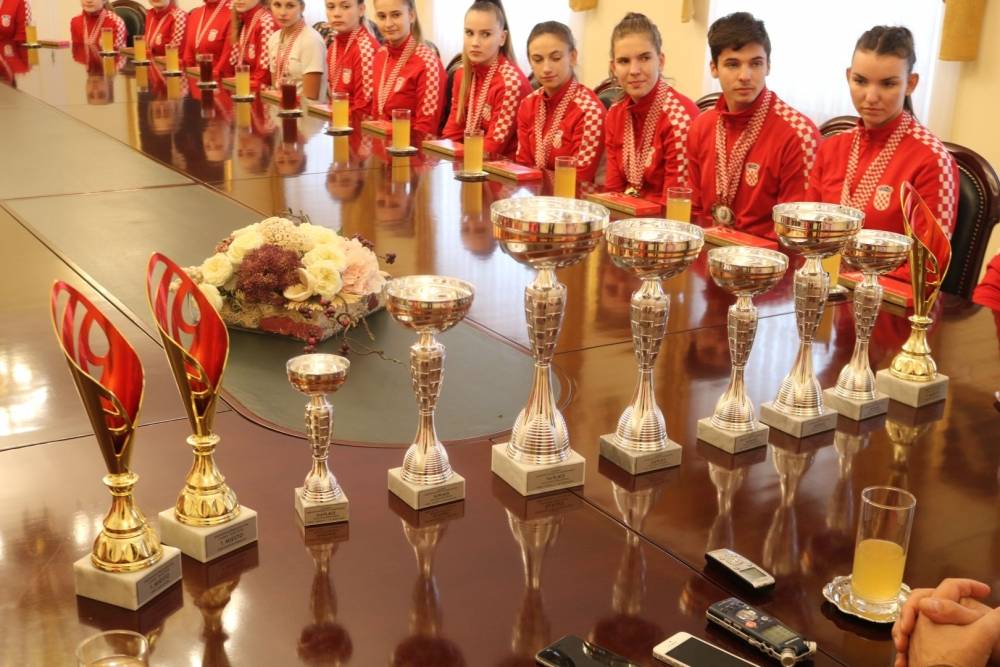 Gradonačelnik Puljašić primio Požeške mažoretkinje koje su nastupile na 22. Europskom prvenstvu