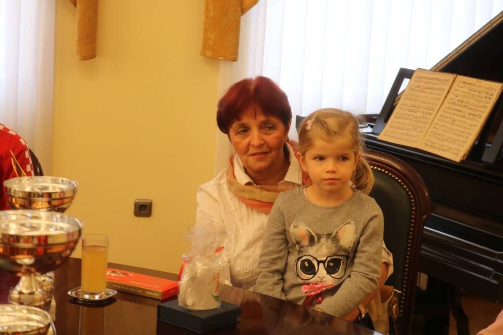 Gradonačelnik Puljašić primio Požeške mažoretkinje koje su nastupile na 22. Europskom prvenstvu