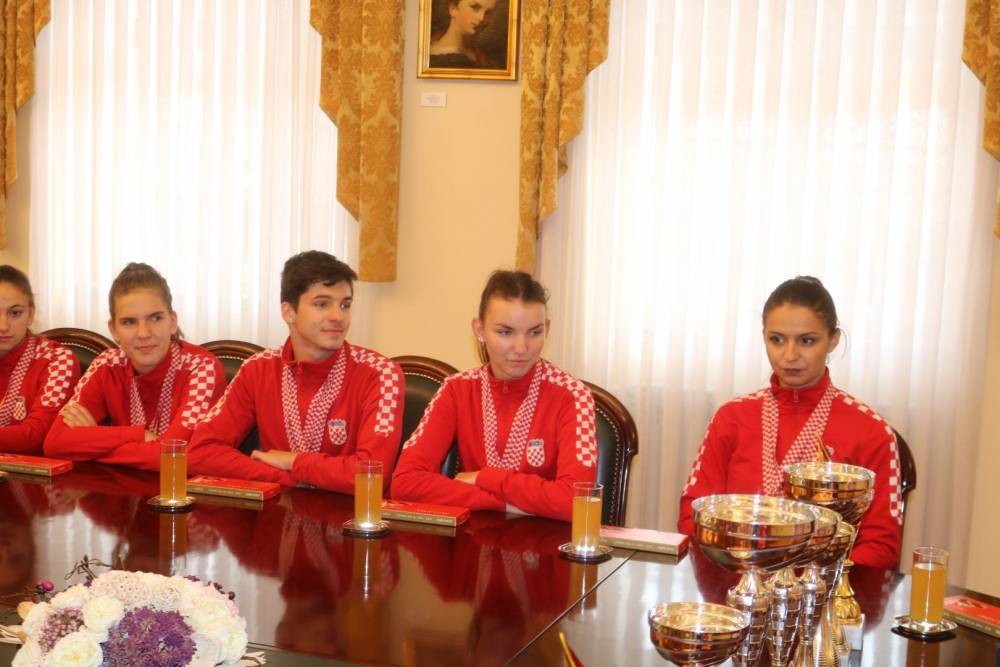 Gradonačelnik Puljašić primio Požeške mažoretkinje koje su nastupile na 22. Europskom prvenstvu