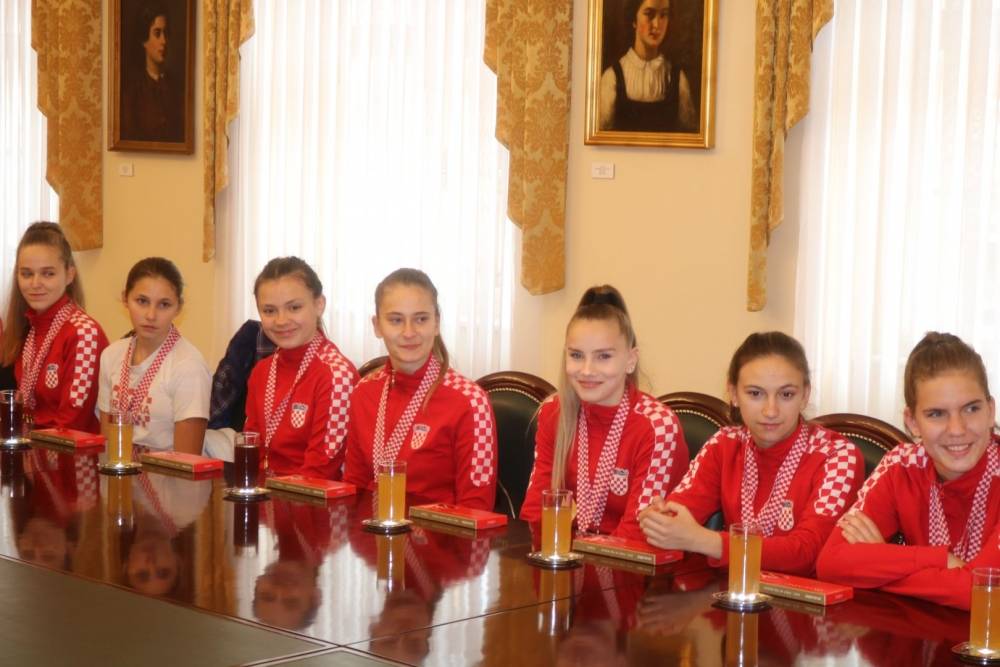 Gradonačelnik Puljašić primio Požeške mažoretkinje koje su nastupile na 22. Europskom prvenstvu