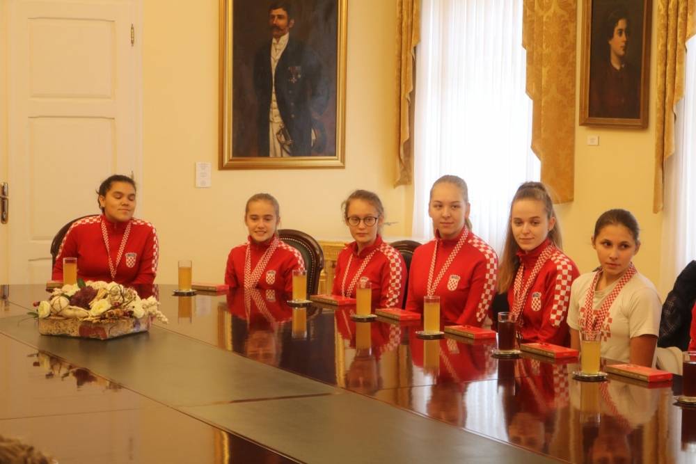 Gradonačelnik Puljašić primio Požeške mažoretkinje koje su nastupile na 22. Europskom prvenstvu