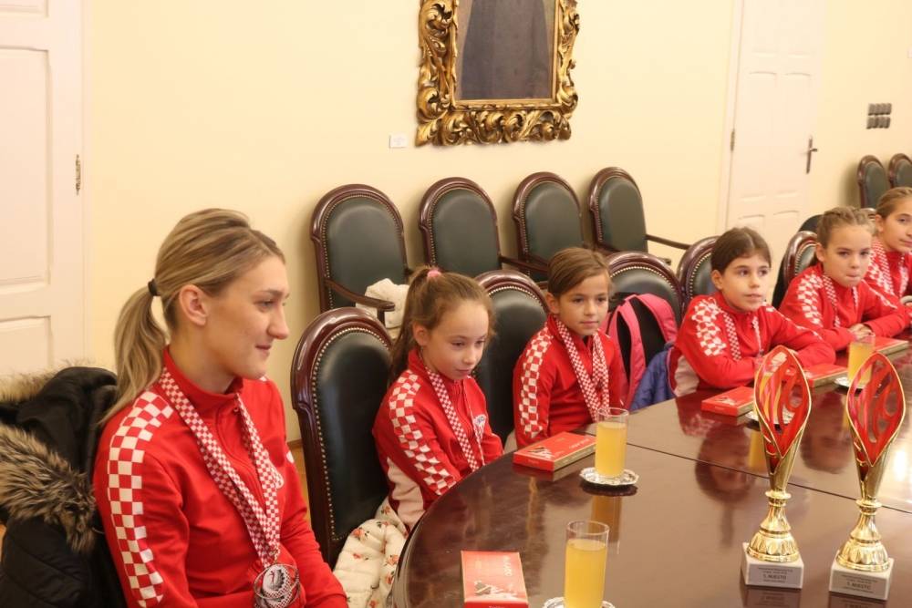 Gradonačelnik Puljašić primio Požeške mažoretkinje koje su nastupile na 22. Europskom prvenstvu