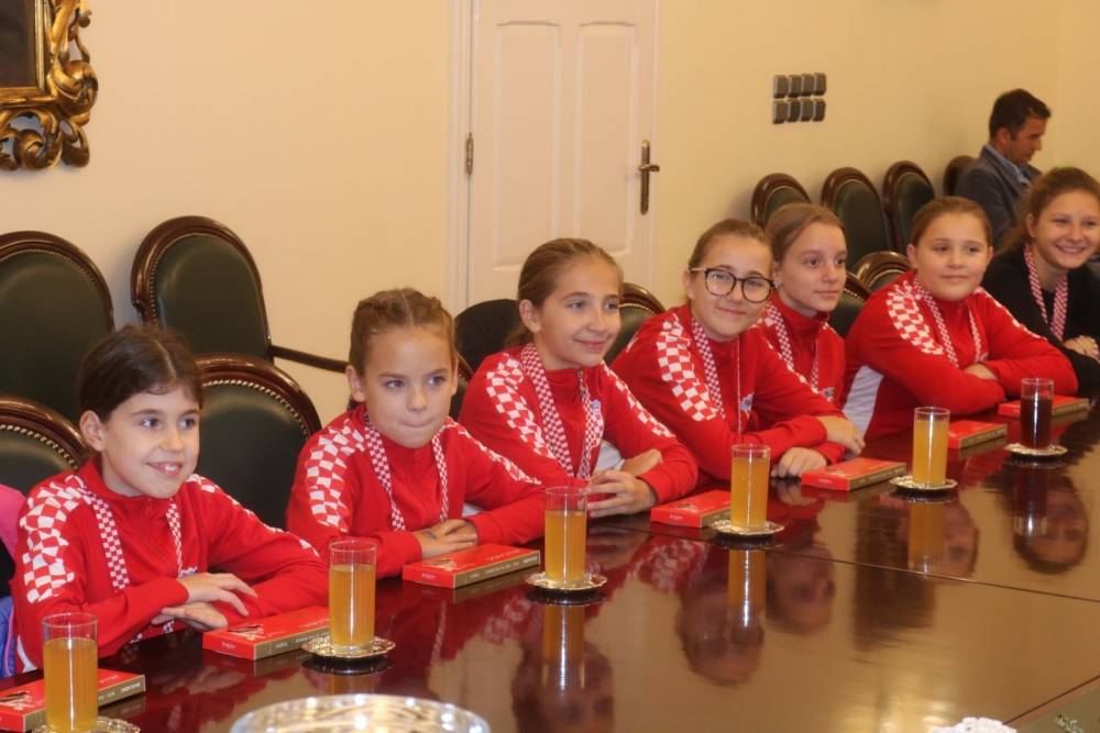 Gradonačelnik Puljašić primio Požeške mažoretkinje koje su nastupile na 22. Europskom prvenstvu