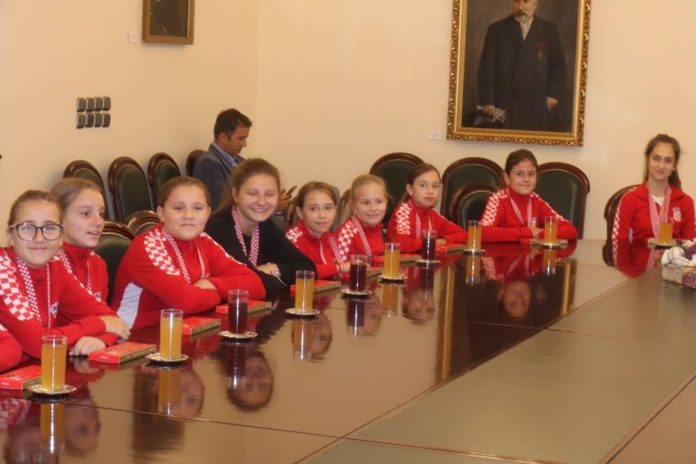 Gradonačelnik Puljašić primio Požeške mažoretkinje koje su nastupile na 22. Europskom prvenstvu