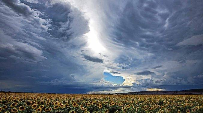Prijepodne pretežno oblačno, mjestimice uz malo kiše, postupno razvedravanje, temperature do 20°C.