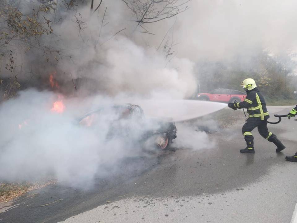 U Poljanskoj izgorio osobni automobil, požar gasili vatrogasci