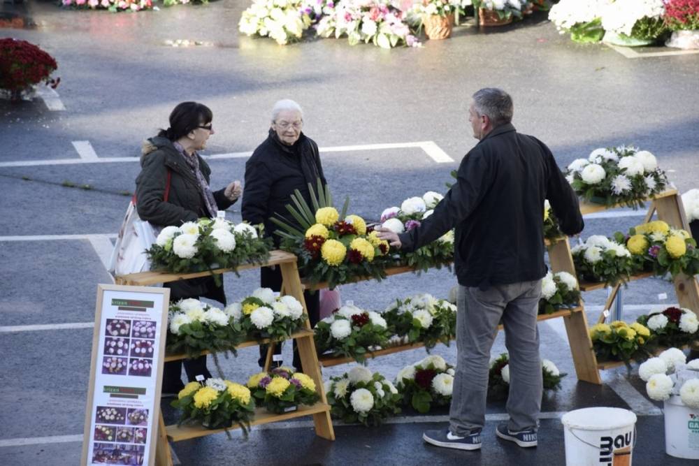 Započela prodaja cvijeća iza Gradske kuće