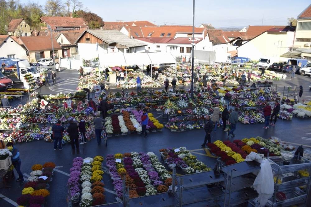 Započela prodaja cvijeća iza Gradske kuće