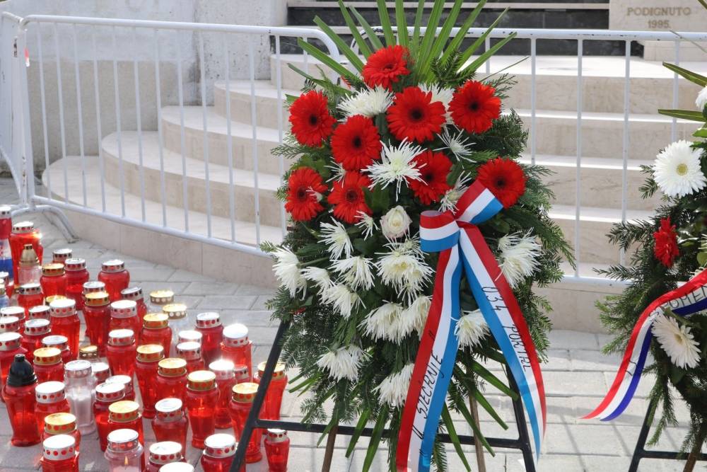 U duhu socijalne osjetljivosti redakcija 034 portala položila je vijenac te zapalilia svijeću za sve sugrađane koji nisu u toj mogućnosti