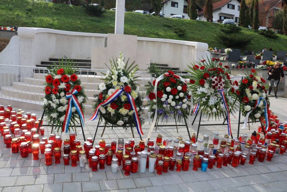 U duhu socijalne osjetljivosti redakcija 034 portala položila je vijenac te zapalilia svijeću za sve sugrađane koji nisu u toj mogućnosti