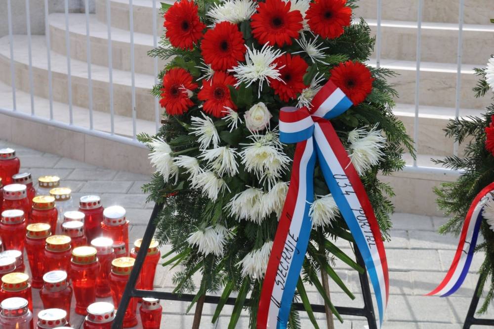 U duhu socijalne osjetljivosti redakcija 034 portala položila je vijenac te zapalilia svijeću za sve sugrađane koji nisu u toj mogućnosti