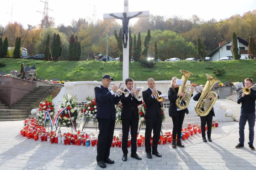 U duhu socijalne osjetljivosti redakcija 034 portala položila je vijenac te zapalilia svijeću za sve sugrađane koji nisu u toj mogućnosti