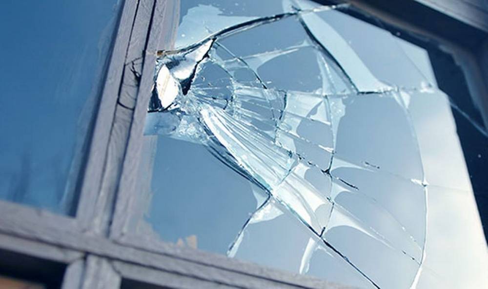 U Kaptolu razbili stakla na školi, u Požegi na knjižnici