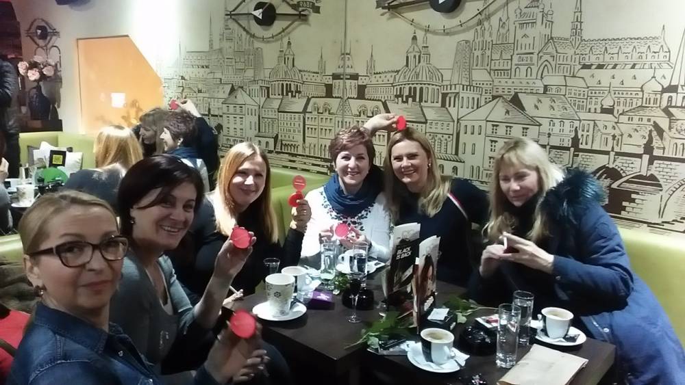 Članovi udruge Humanum darivali ogledalca ženama u Požegi 