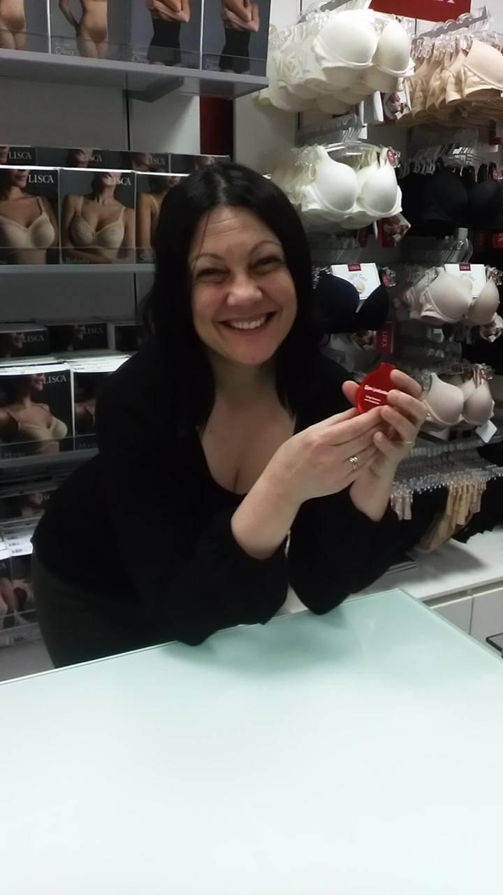 Članovi udruge Humanum darivali ogledalca ženama u Požegi 