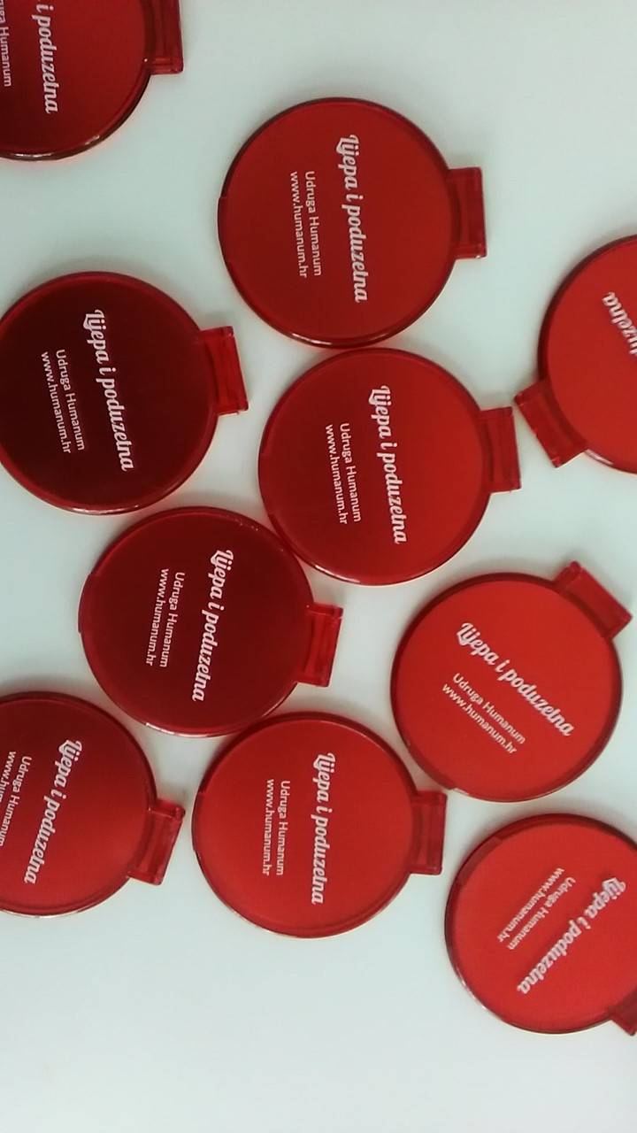 Članovi udruge Humanum darivali ogledalca ženama u Požegi 