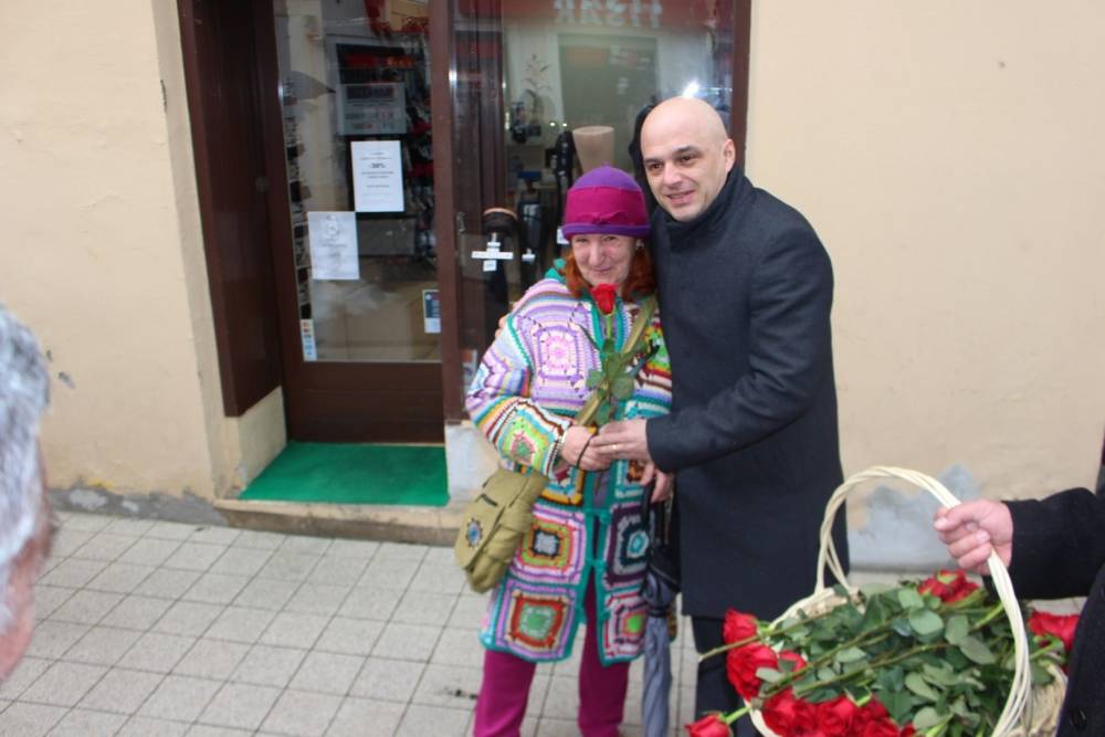 Grad Požega podijelio ruže nježnijem spolu povodom njihovog dana