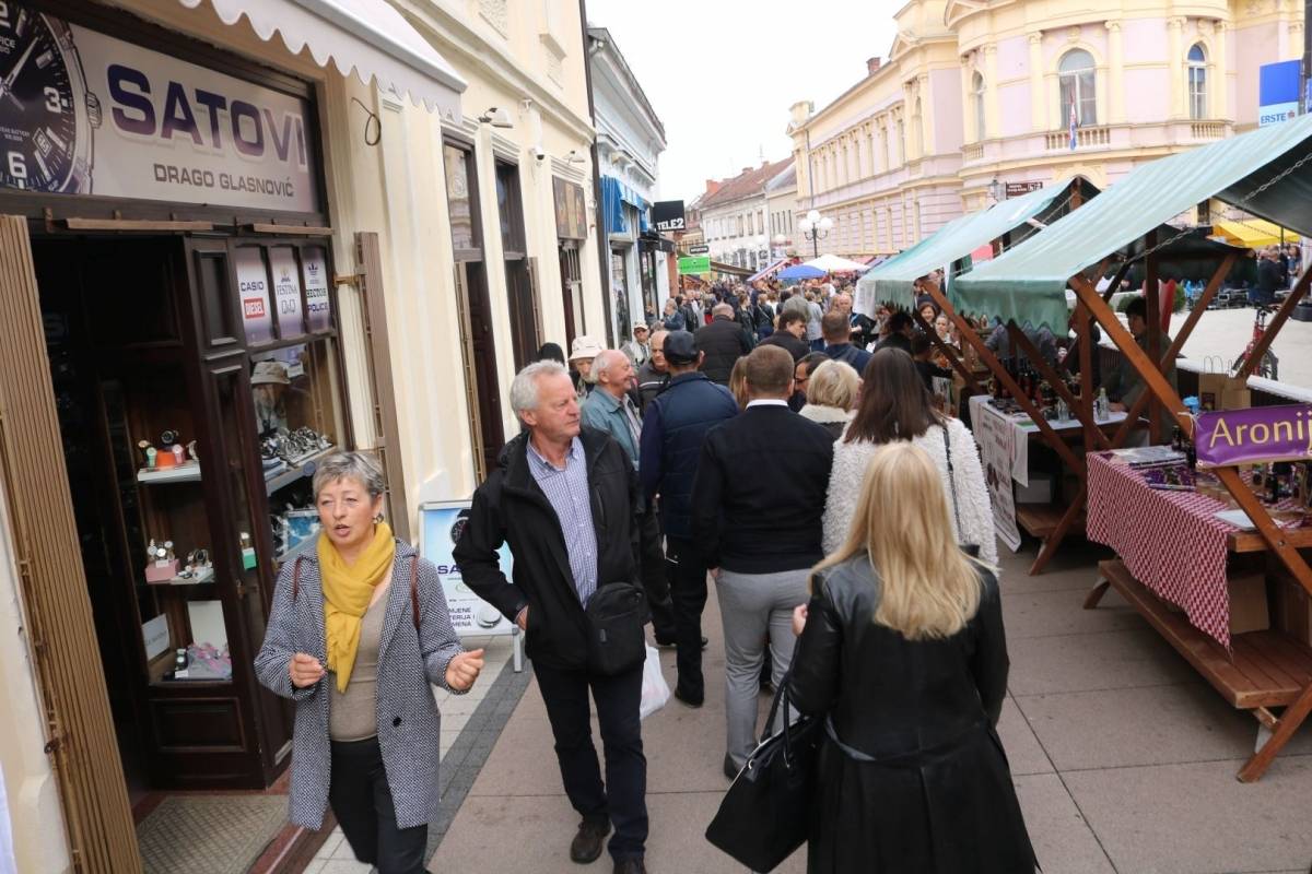 Okusi jeseni u Požegi okupili mnoštvo posjetitelja i izlagača