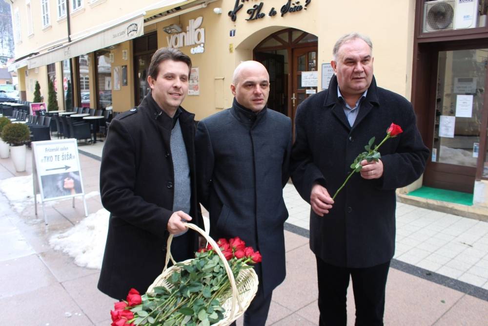 Grad Požega podijelio ruže nježnijem spolu povodom njihovog dana