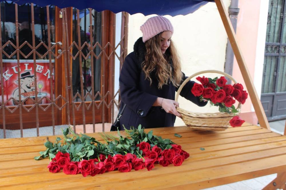 Grad Požega podijelio ruže nježnijem spolu povodom njihovog dana