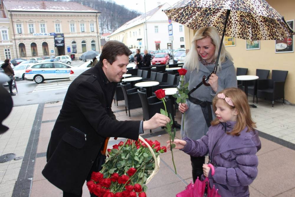 Grad Požega podijelio ruže nježnijem spolu povodom njihovog dana