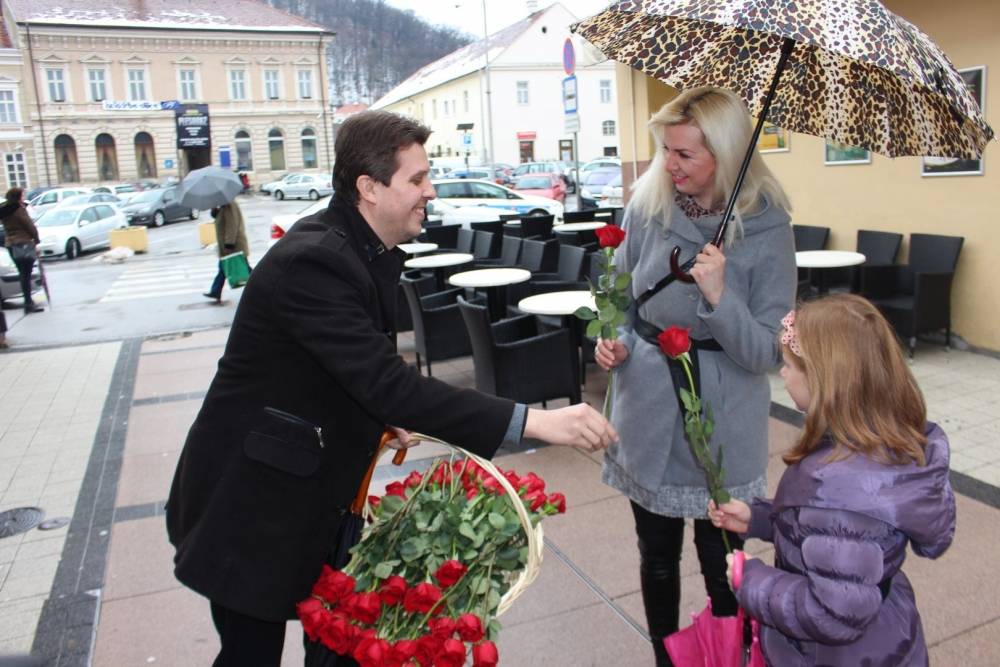 Grad Požega podijelio ruže nježnijem spolu povodom njihovog dana