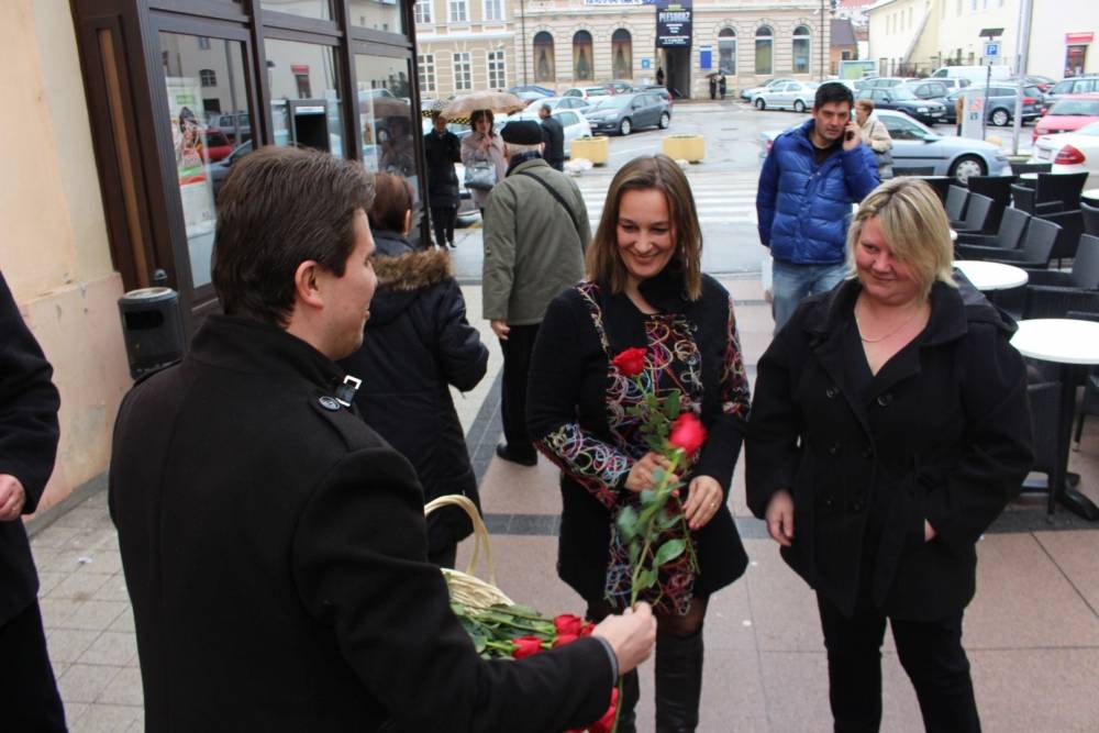 Grad Požega podijelio ruže nježnijem spolu povodom njihovog dana