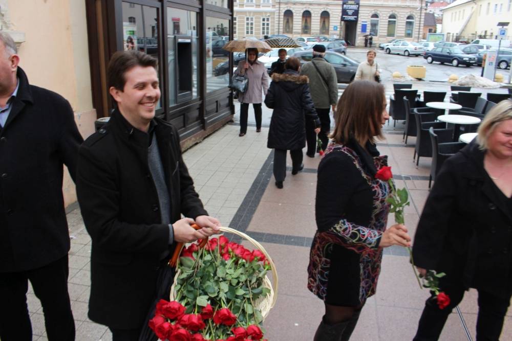 Grad Požega podijelio ruže nježnijem spolu povodom njihovog dana