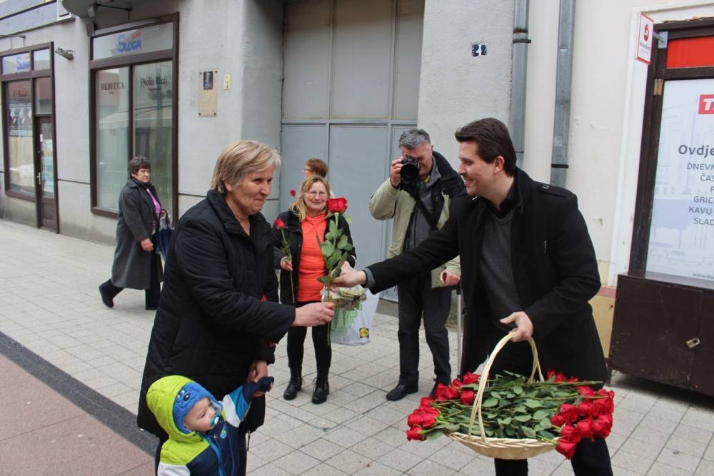 Grad Požega podijelio ruže nježnijem spolu povodom njihovog dana