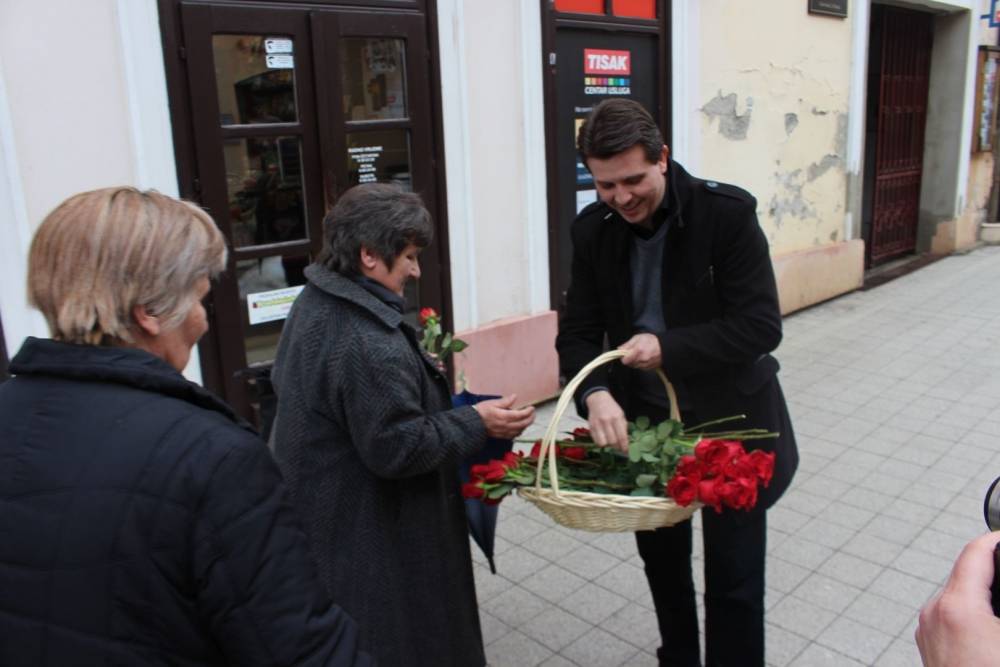 Grad Požega podijelio ruže nježnijem spolu povodom njihovog dana