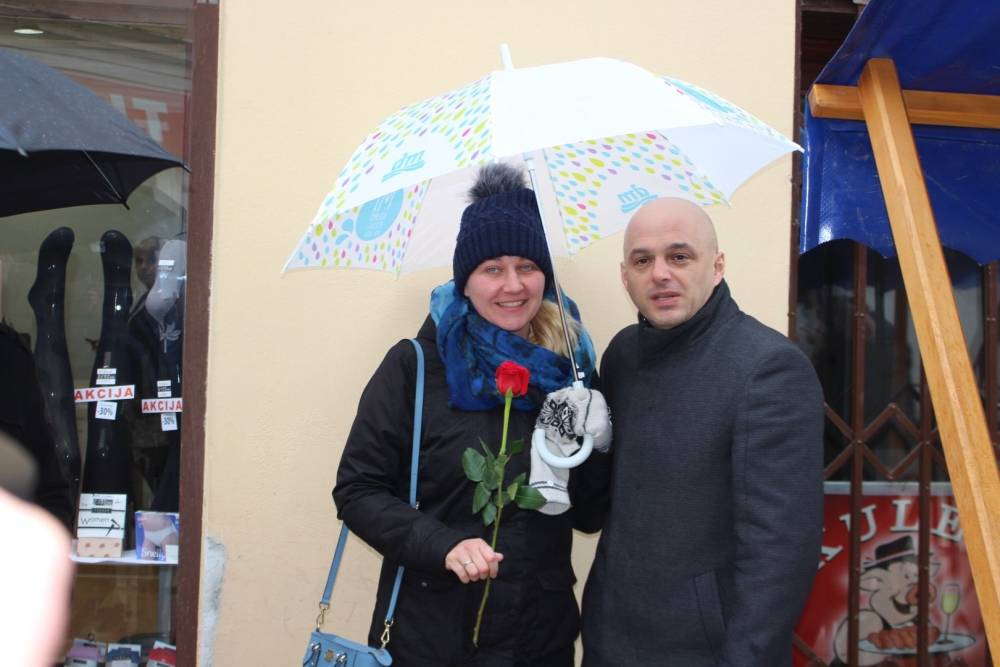 Grad Požega podijelio ruže nježnijem spolu povodom njihovog dana