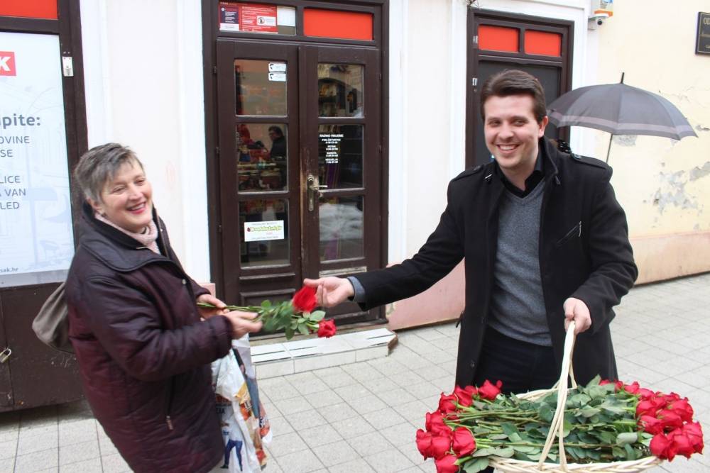 Grad Požega podijelio ruže nježnijem spolu povodom njihovog dana