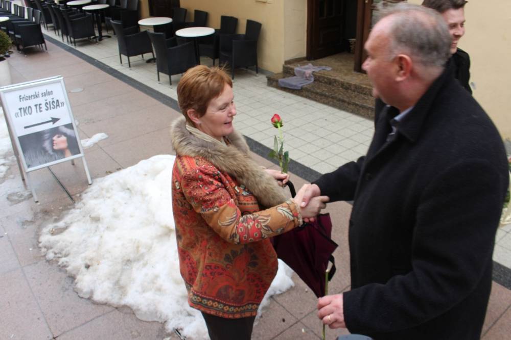Grad Požega podijelio ruže nježnijem spolu povodom njihovog dana