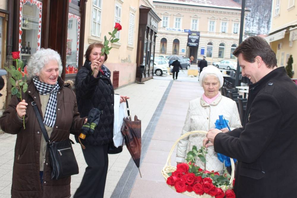 Grad Požega podijelio ruže nježnijem spolu povodom njihovog dana