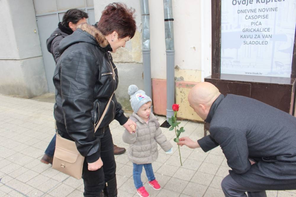 Grad Požega podijelio ruže nježnijem spolu povodom njihovog dana