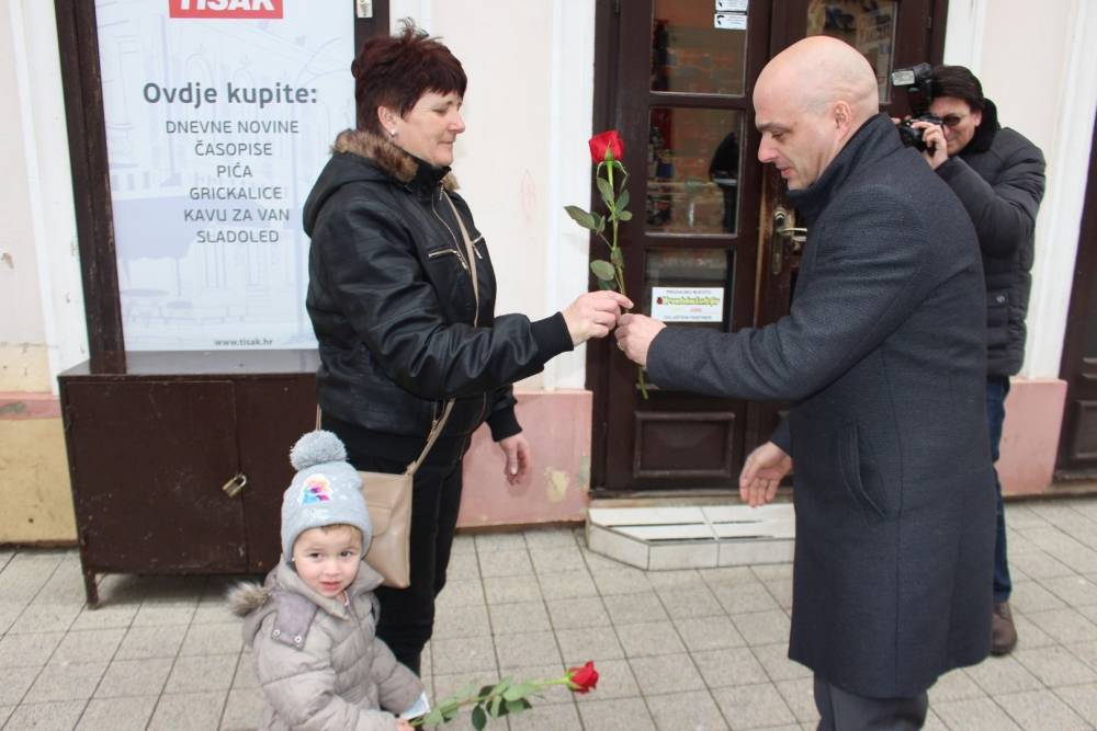 Grad Požega podijelio ruže nježnijem spolu povodom njihovog dana