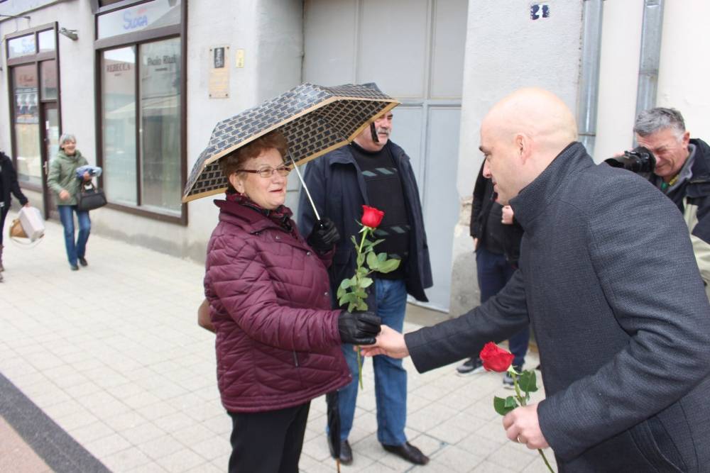 Grad Požega podijelio ruže nježnijem spolu povodom njihovog dana
