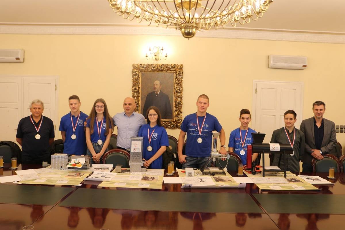 Gradonačelnik Puljašić primio mlade tehničare Grada Požege koji su briljirali na međunarodnom sajmu inovacija