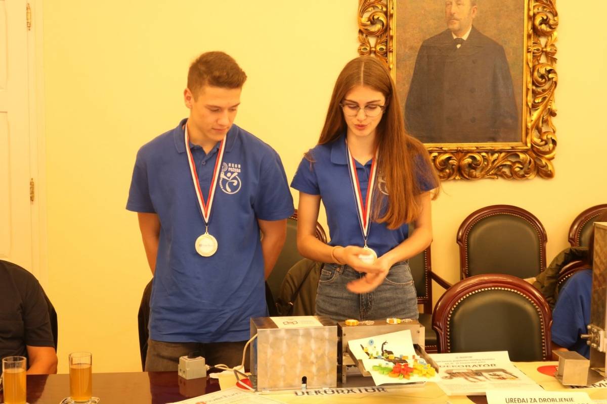 Gradonačelnik Puljašić primio mlade tehničare Grada Požege koji su briljirali na međunarodnom sajmu inovacija