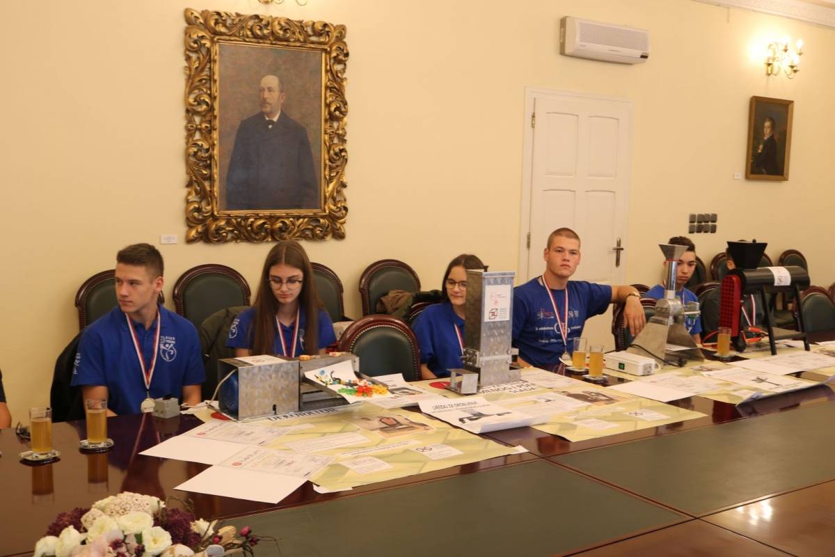 Gradonačelnik Puljašić primio mlade tehničare Grada Požege koji su briljirali na međunarodnom sajmu inovacija